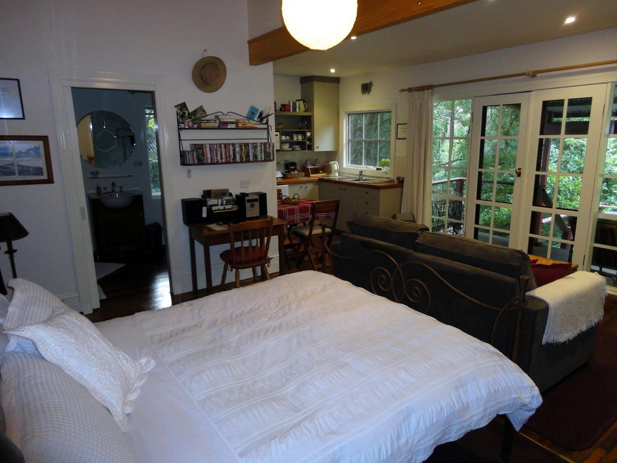 Stone'S Throw Cottage Bed And Breakfast Stadtteil Stadtteil Belgrave Exterior foto