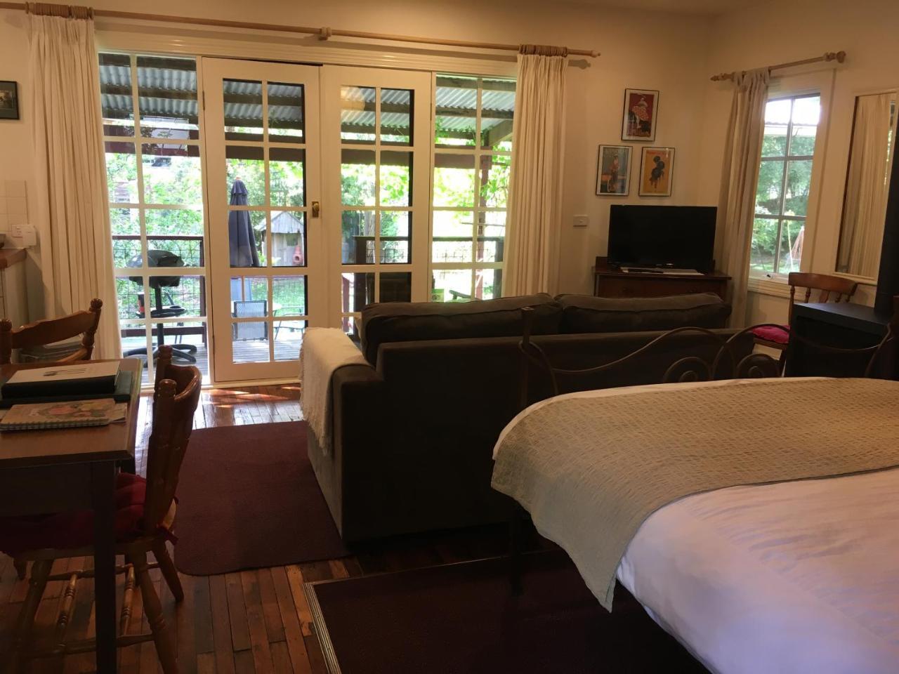 Stone'S Throw Cottage Bed And Breakfast Stadtteil Stadtteil Belgrave Exterior foto